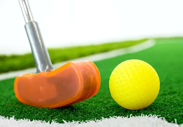Joueurs sur le parcours de mini-golf Funty